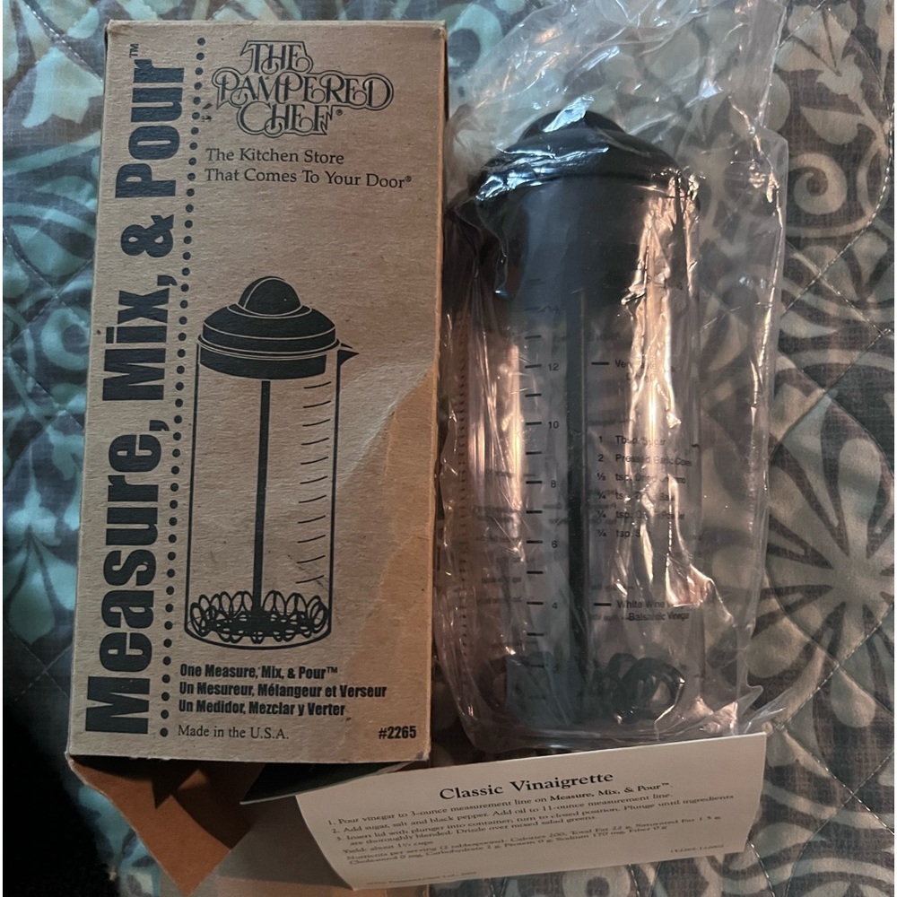Pampered Chef Measure, Mix and Pour shaker